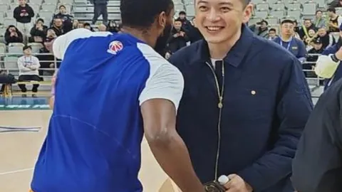 埃迪豪忧虑重重：丹-伯恩重伤令人扼腕，球迷齐心助力，共助足球家园渡过难关！